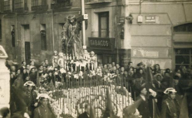 Una procesión pasa por delante del estanco que regentó Albertina Alonso en el número diez de la calle Arribas desde 1952 en una imagen sin datar.