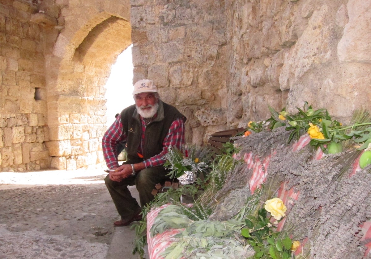 Dámaso Vergara, en su puesto de flores y plantas junto a la puerta de la Villa de Urueña