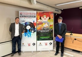 Carlos Ramírez y Carmelo Irigoyen, con los carteles de las ferias.
