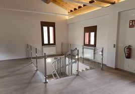 Interior del punto de información de visitantes de Villaescusa tras las obras.