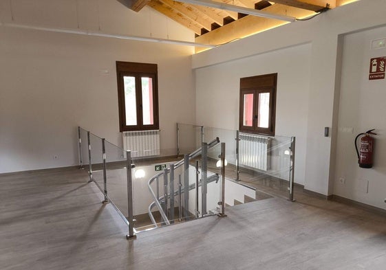 Interior del punto de información de visitantes de Villaescusa tras las obras.