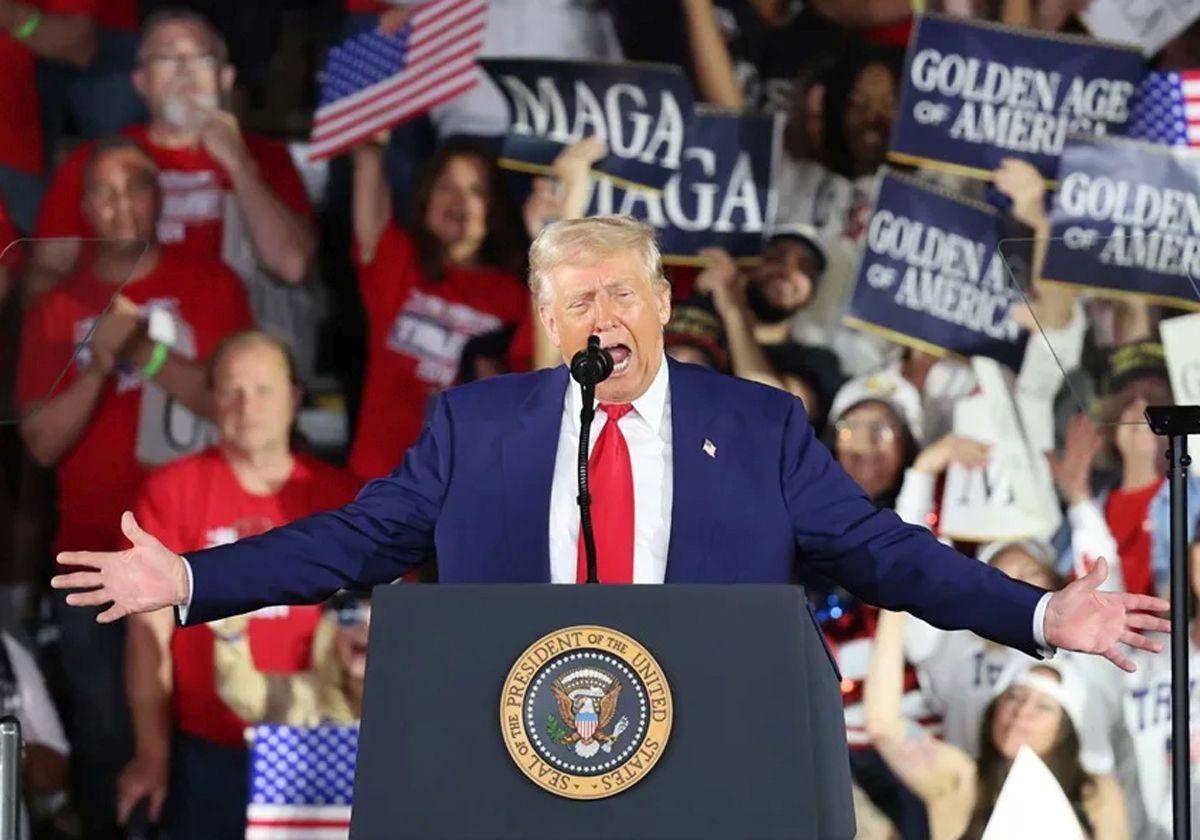 Trump durante un meeting por sus 100 días de mandato: «Me gustaría ser Papa»