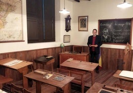 Bienvenido Martín muestra el aula de la República del Museo Pedagógico de Zamora.