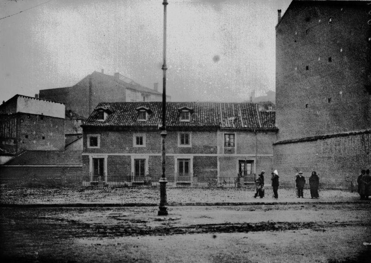 Imagen secundaria 1 - La Casa de Cervantes en dos instantánea antiguas y ejemplar del Quijote de 1605.