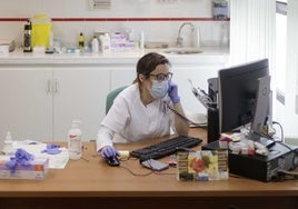 Una doctora atiende una llamada telefónica en su consulta.
