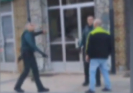 Momento en el que el hombre se enfrenta a dos agentes de la Guardia Civil.