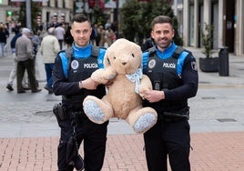 Los policías municipales Jorge Caballero y Sergio Ayala, en la Plaza Mayor de Valladolid, con un peluche que entregarán al bebé que salvaron la vida.