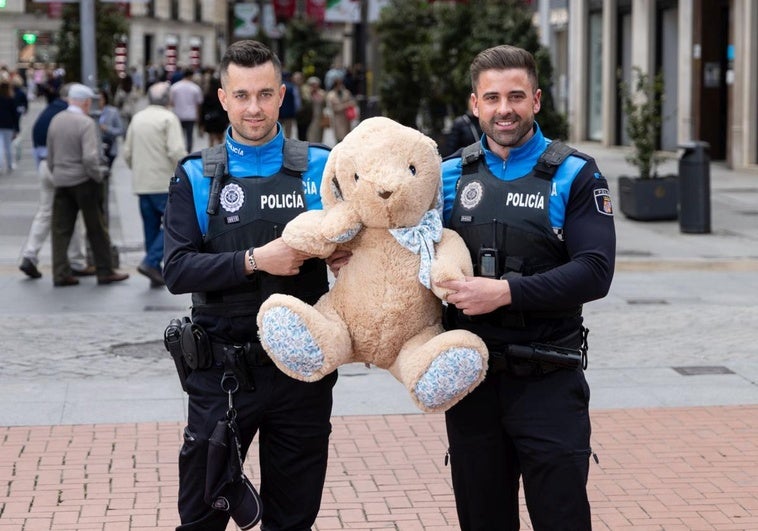 Los policías municipales Jorge Caballero y Sergio Ayala, en la Plaza Mayor de Valladolid, con un peluche que entregarán al bebé que salvaron la vida.