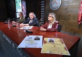 Concepción Porras, Dámaso Javier Vicente y Pilar Garcés, junto al cartel de la jornada.