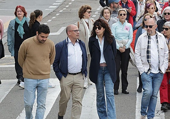 Ana Redondo, en el centro de la manifestación junto a Diego Vallejo, secretario autonómico de Juventudes Socialistas, y los concejales Luis Vélez y Juan Carlos Hernández.