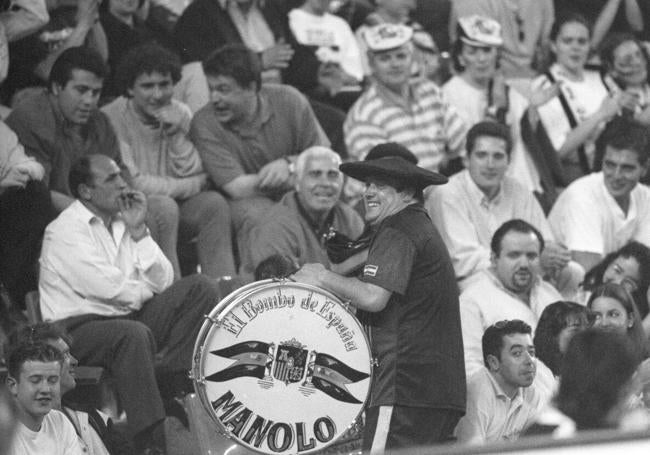 Manolo el del Bombo, en la grada de Zorrilla, en un partido de la selección en 1997.