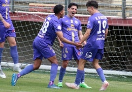 Los jugadores del Palencia Cristo celebran uno de los goles ante el Júpiter Leonés.