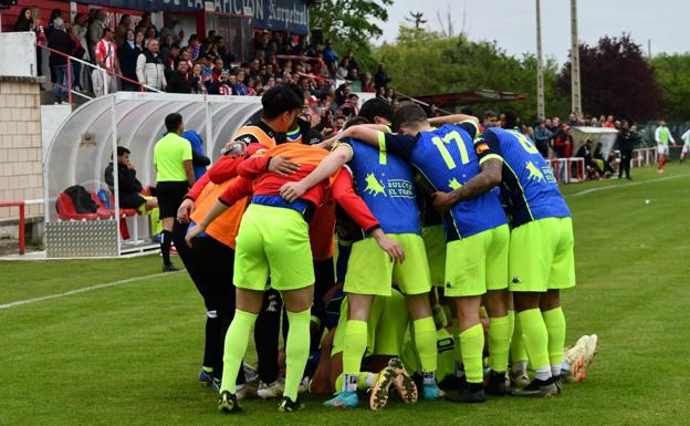 Los jugadores del Tordesillas hacen piña.