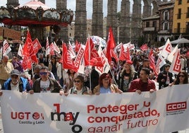 Los participantes en la manifestación del 1 de mayo en Segovia, a su paso por la plaza del Azoguejo.