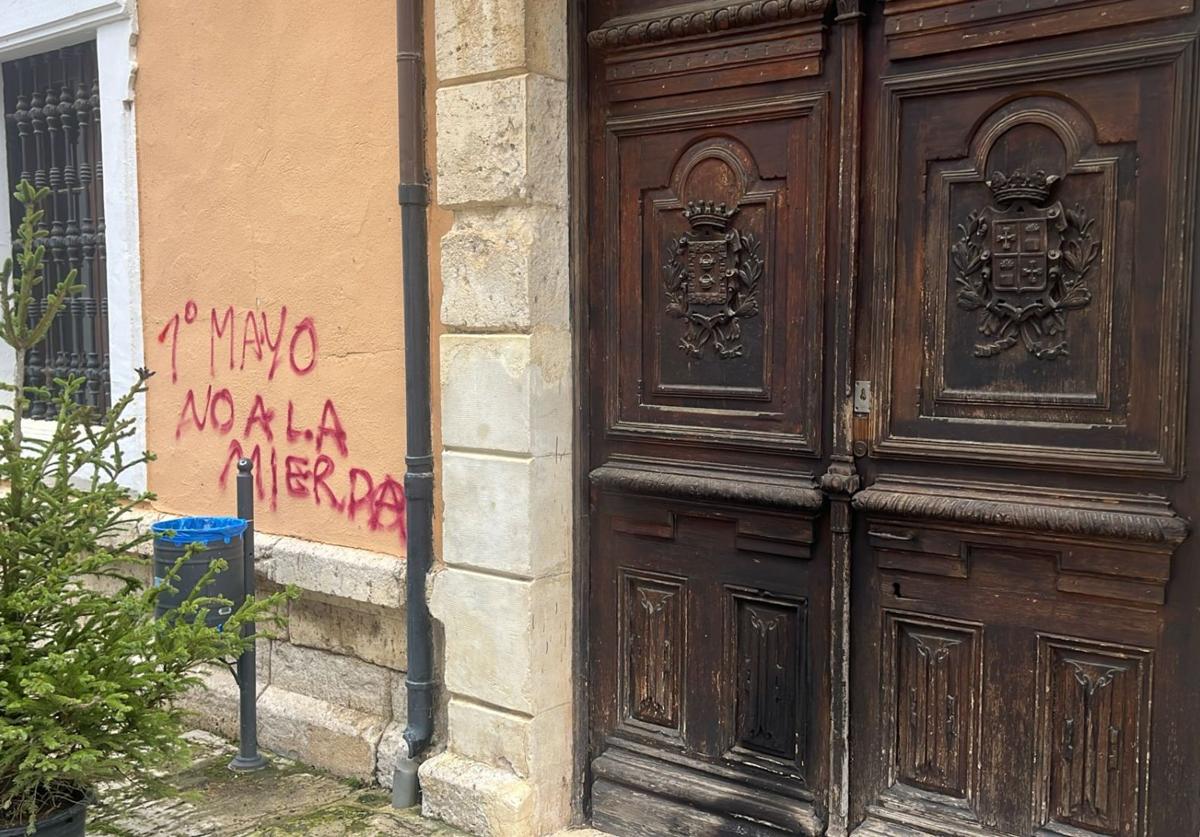 Queman la puerta del Ayuntamiento de Paredes y realizan una pintada en la fachada