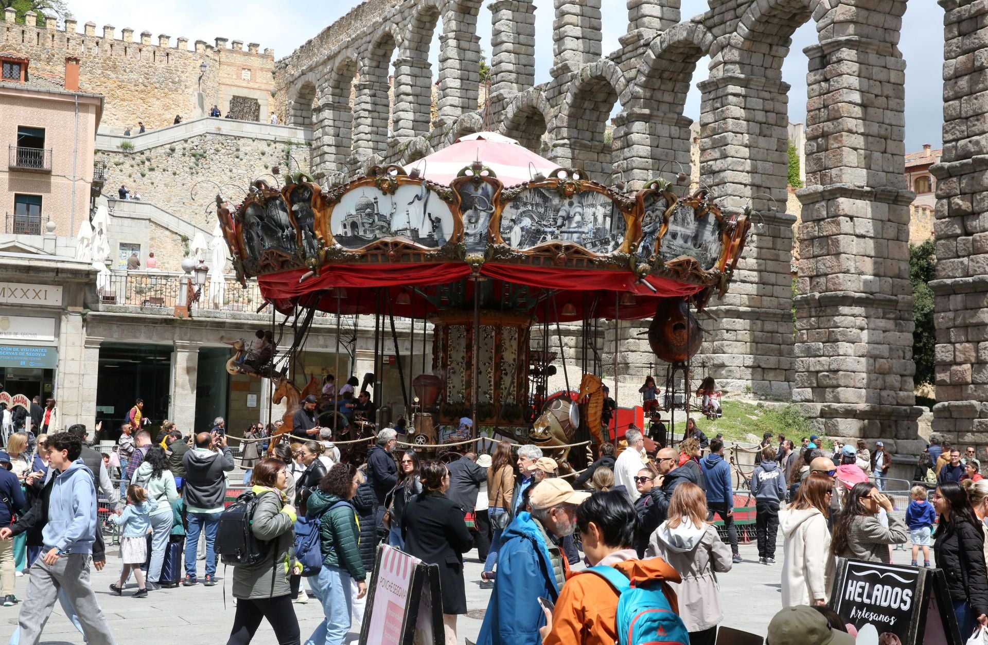 Fotos: Segovia recibe a miles de turistas el primer día del puente