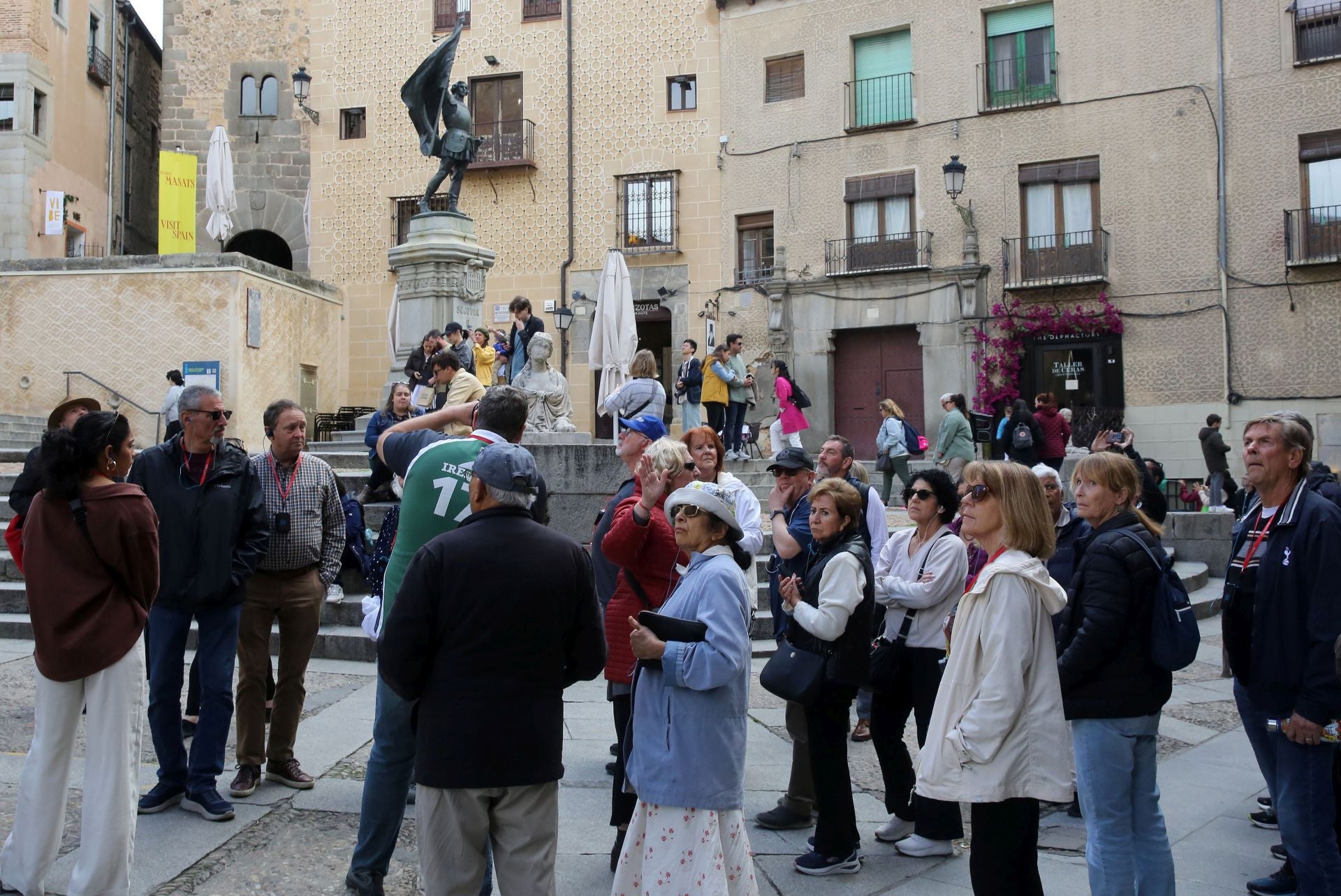 Fotos: Segovia recibe a miles de turistas el primer día del puente