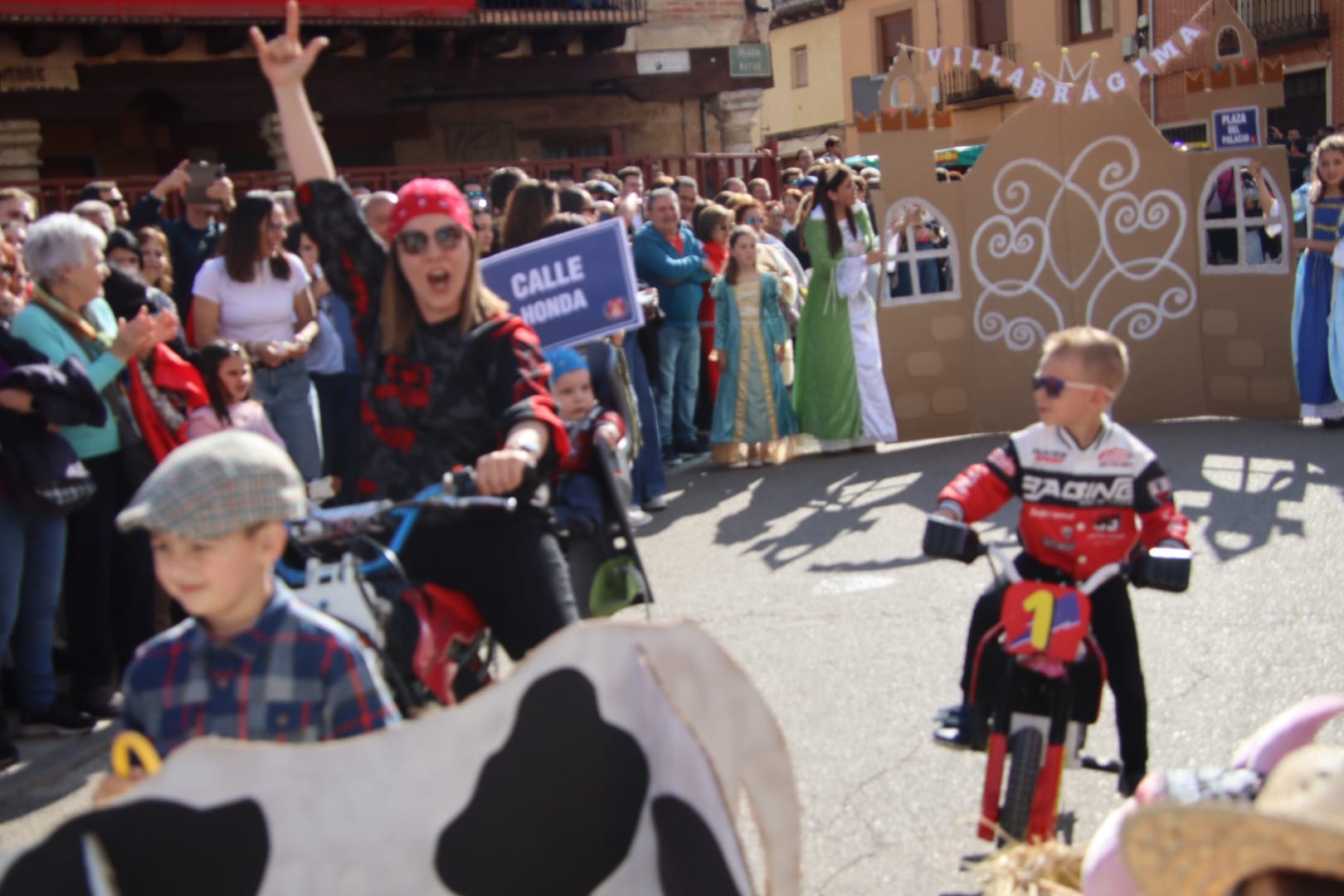 Villabrágima empieza sus fiestas de la Santa Cruz con el pregón y el desfile de peñas