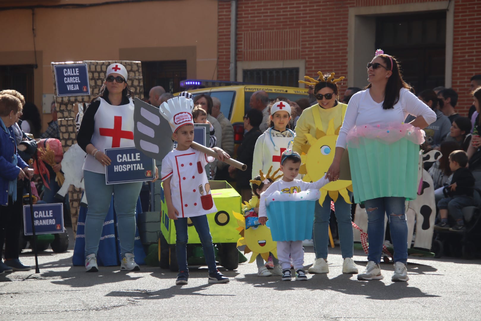 Villabrágima empieza sus fiestas de la Santa Cruz con el pregón y el desfile de peñas