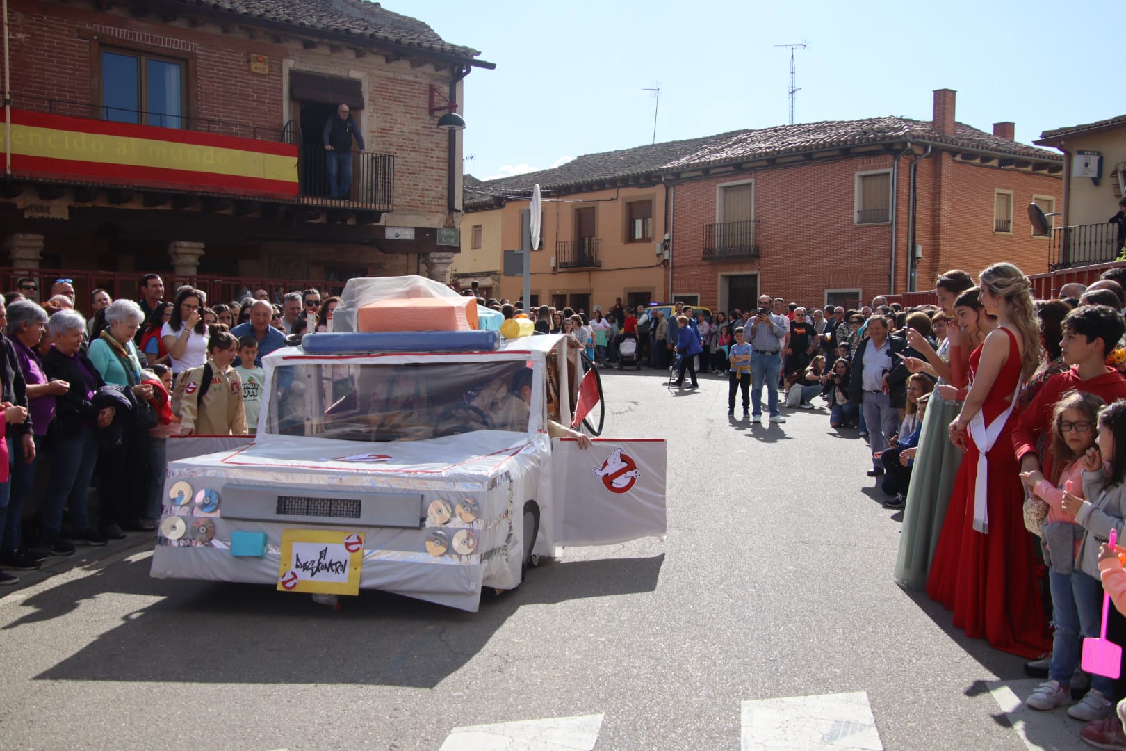 Villabrágima empieza sus fiestas de la Santa Cruz con el pregón y el desfile de peñas