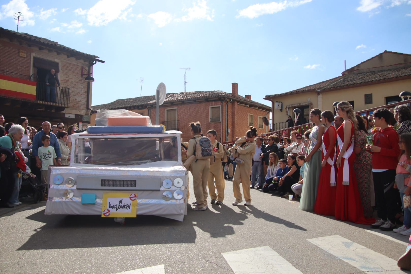 Villabrágima empieza sus fiestas de la Santa Cruz con el pregón y el desfile de peñas