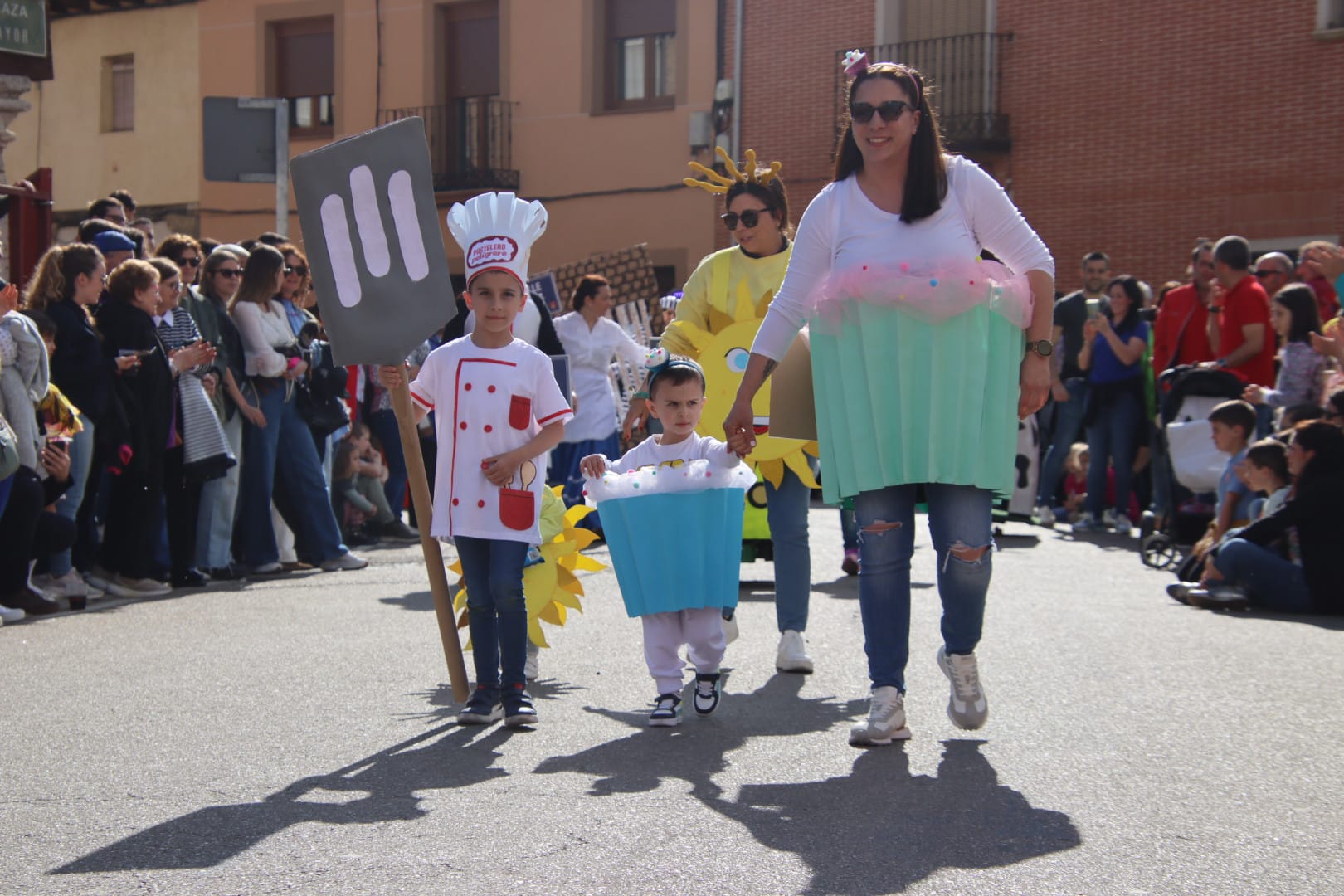 Villabrágima empieza sus fiestas de la Santa Cruz con el pregón y el desfile de peñas