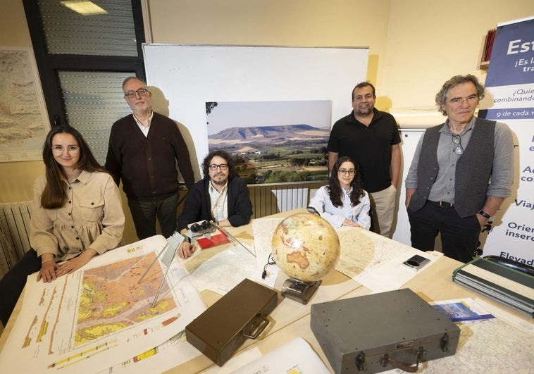 Rosa Ruiz, José Luis García Cuesta, Hugo Cortizo, Paula Domínguez, Eduardo Bustillo y Eugenio Baraja, en el departamento de Geografía de la Universidad de Valladolid.