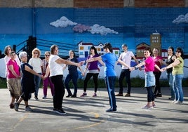 Integrantes de la asociación de danzas del mundo Radalaila, durante un ensayo en El Empecinado, en el barrio Girón.