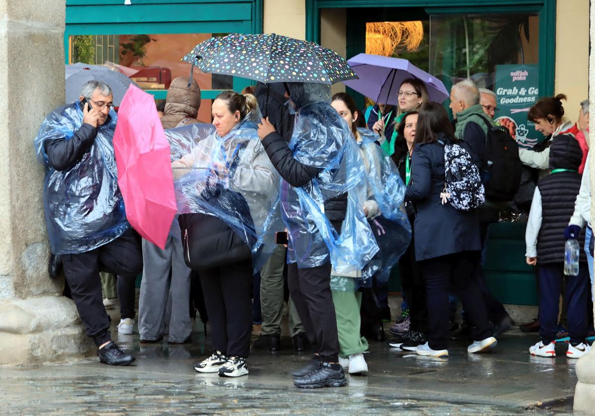 Las abundantes lluvias llenan Segovia de paraguas y chubasqueros