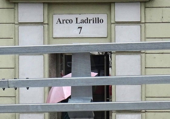 Estado del viaducto de Arco de Ladrillo en la fase final de las obras con la colocación del quitamiedos en el lateral del carril de salida