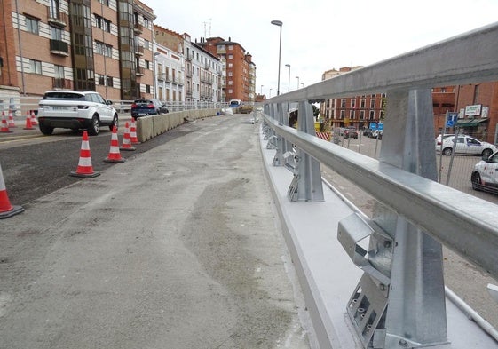 El nuevo quitamiedos instalado en el lateral del viaducto de Arco de Ladrillo que mira a la estación de autobuses.