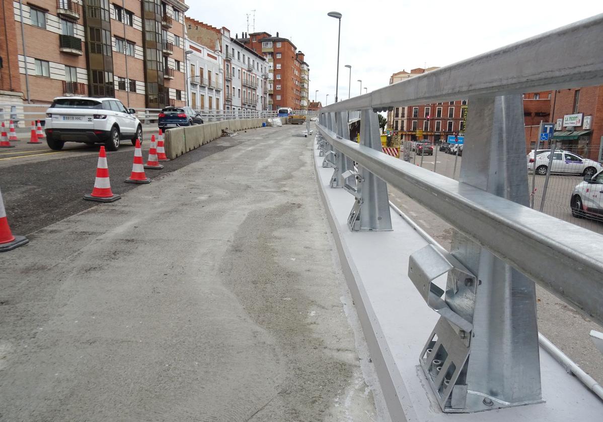 El nuevo quitamiedos instalado en el lateral del viaducto de Arco de Ladrillo que mira a la estación de autobuses.