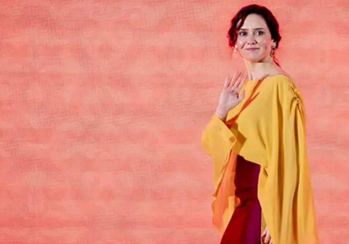 Ayuso opta por un look rojo y amarillo para la entrega de las Grandes Cruces del 2 de Mayo