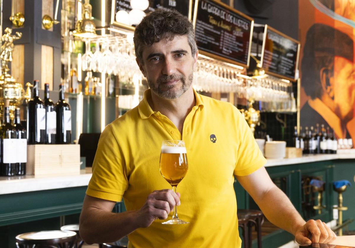 Roberto Chapu, humorista y actor vallisoletano, posa con una caña en la mano en Los ilustres.