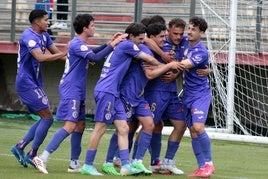Los jugadores del Palencia Cristo celebran una acción en el partido del jueves en León.