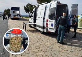 Operativo de la Guardia Civil y cogollos de marihuana encontrados en el coche.