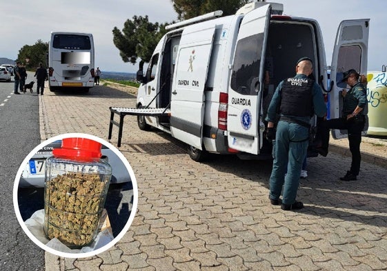 Operativo de la Guardia Civil y cogollos de marihuana encontrados en el coche.