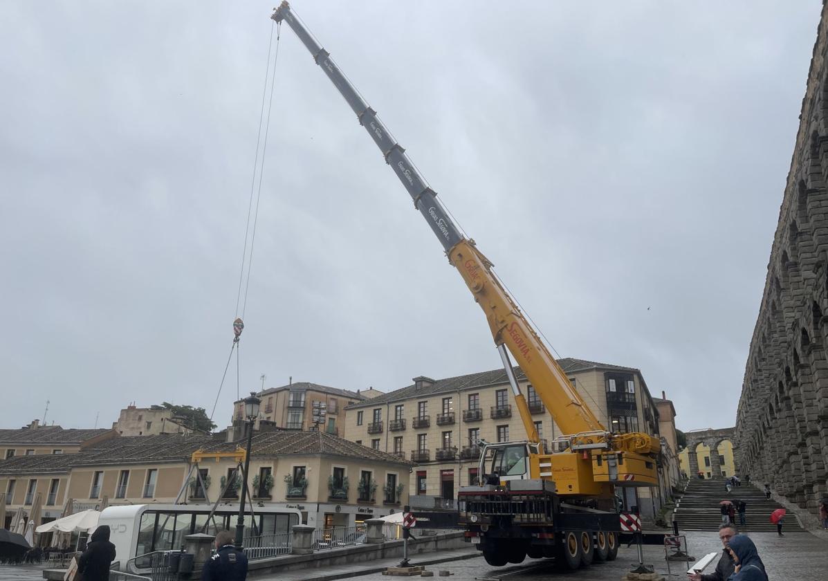 Una grúa coloca el contenedor en la lonja de la plaza Oriental.