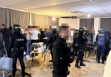 Desalojados 47 hombres de una fiesta clandestina con drogas y armas