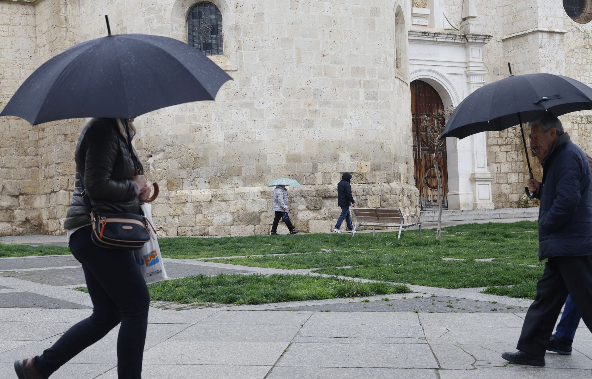 Palencia arranca mayo bajo el paraguas