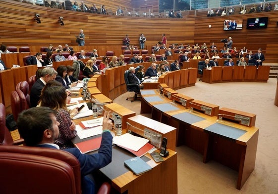 Pleno de las Cortes de Castilla y León, donde tienen escaño nueve formaciones que representan al 98,2% de los votantes con voto válido de 2022.