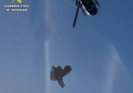 Momento del rescate en la Garganta de las Lanchas, este jueves por la tarde.