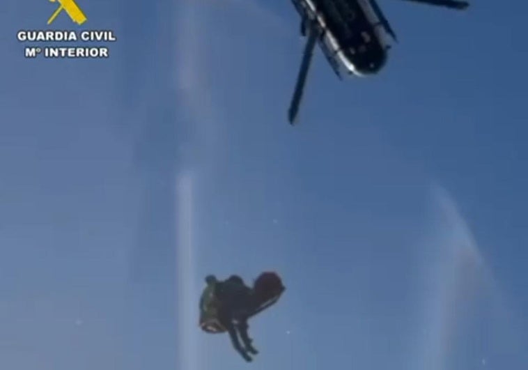 Momento del rescate en la Garganta de las Lanchas, este jueves por la tarde.