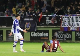 Diego Gómez, abatido tras el encuentro, recibe el consuelo de un rival.