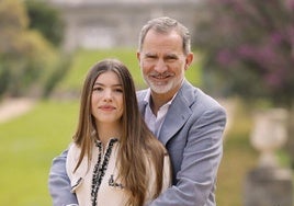 El Rey Felipe posa con la Infanta Sofía en los Jardines del Palacio Real.