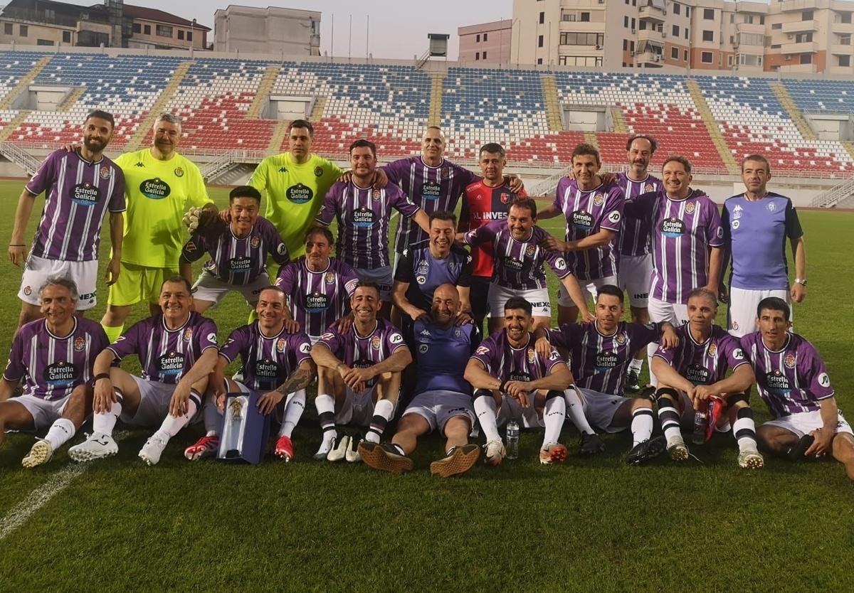 Los veteranos del Real Valladolid, tras conquistar el trofeo.