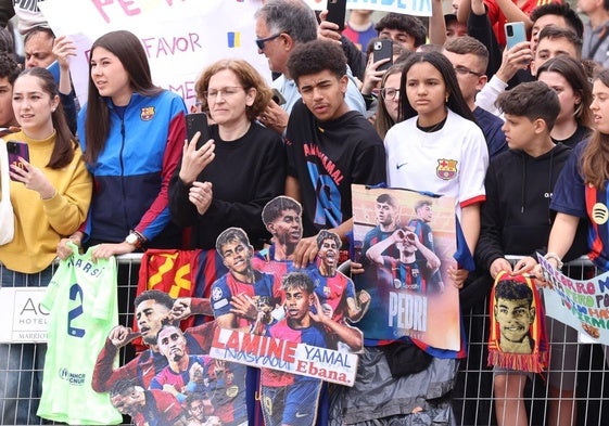 Aficionados culés esperan la llegada del Bus del Barça al hotel AC Santa Ana.