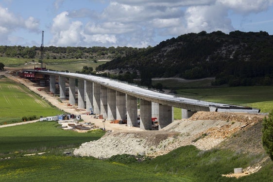 El viaducto sobre el páramo, de 920 meros de longitud, con el tablero sobre los pilares.