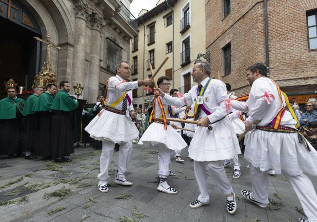 Uno de los bailes de paloteo del Grupo de Coros y Danzas Zagalejo.