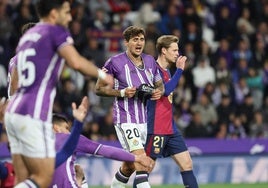 Juric se lamenta en una jugada delante de De Jong.